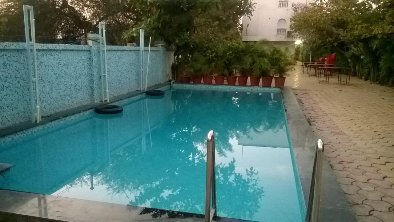 Oyo 14856 Resort Raghav Palace Indore Exteriör bild